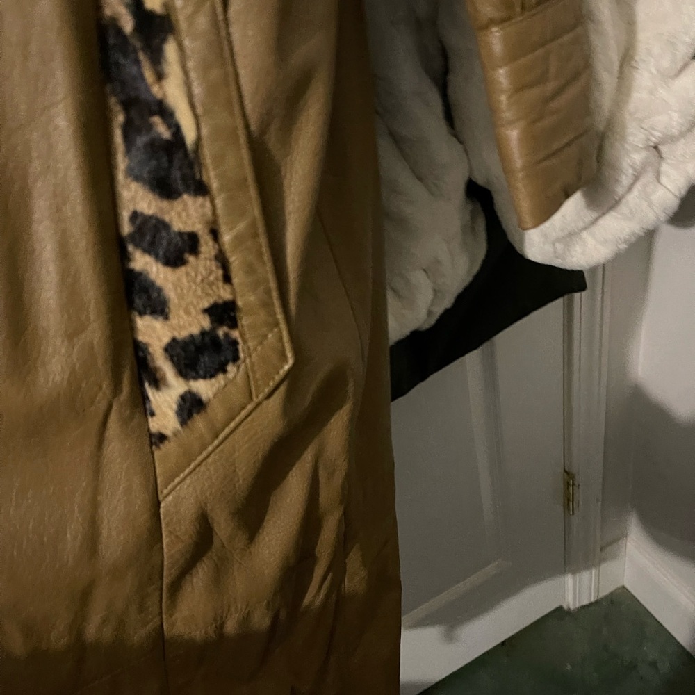 Vintage Lillie Rubin leather coat with real jaguar trim on the collar, cuffs - Picture 5 of 10